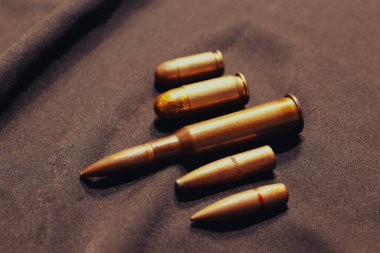 Siyah arkaplanda mermiler.