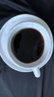 Beyaz arka planda kahve fincanı