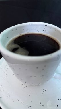 Beyaz arka planda kahve fincanı