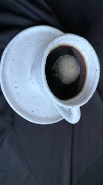 Beyaz arka planda kahve fincanı