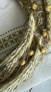 Beyaz bir bez ile ahşap bir arkaplanı kapat