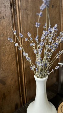 Vazodaki güzel çiçekler masada.