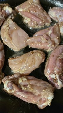 Siyah arka planı olan kızarmış tavuk kanatları.