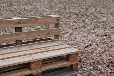 Parkta dinlenmek için ahşap bank