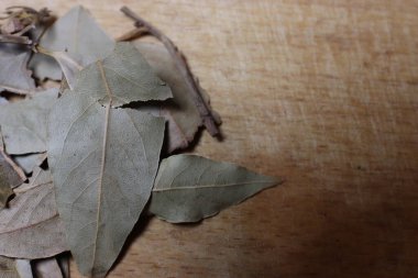 Ahşap arka planda kurumuş defne yaprağı