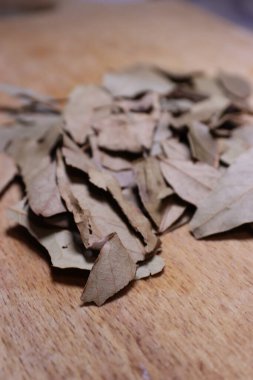 beyaz ahşap arkaplanda kuru yapraklar