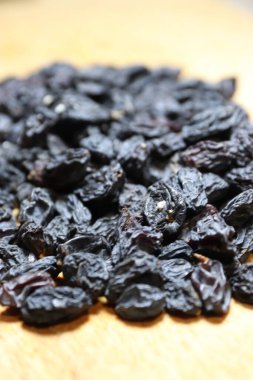Kuru üzümler ahşap masada