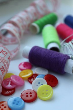 ahşap zemin üzerinde dikiş araçları