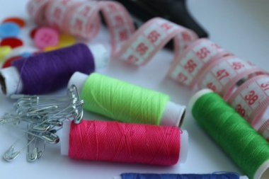 Dikiş ipliği ve makas