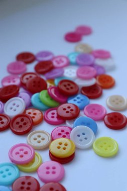 Düğmeleri dikmek ve dikmek için düğmeler, dikiş ve dikiş işleri, düğmeler, dikiş düğmeleri, iplik, düğmeler, düğmeler, düğmeler