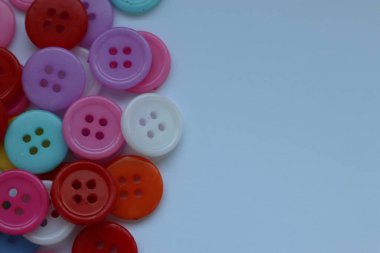 Beyaz arkaplan ile renkli düğmeler.