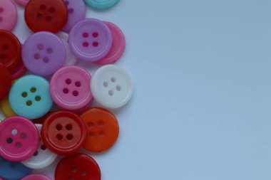 beyaz zemin üzerinde düğmeleri