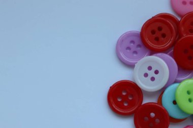 Beyaz arkaplanda renkli düğmeler, kapat