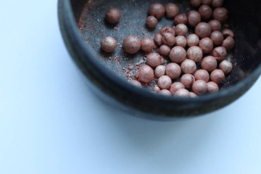 Gri arka planda bir kase karabiber. en üstteki görünüm.