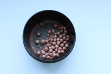 Beyaz arka planda çiğ mercimek kasesi