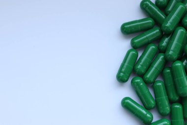 beyaz arkaplanda haplar