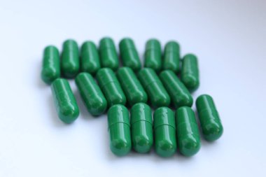 Beyaz arka planda izole edilmiş haplar