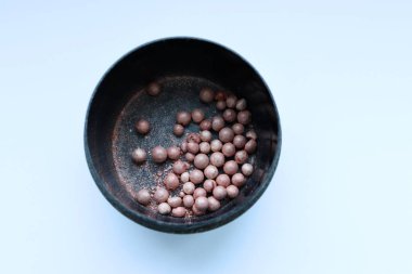 Beyaz arka planda siyah fasulyeler.