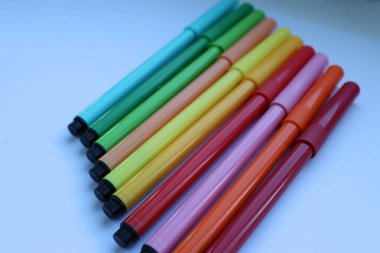 Çizim için renkli kalemler