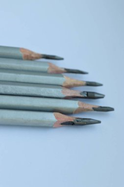 Beyaz arkaplanda izole edilmiş çok sayıda kullanılan kalem