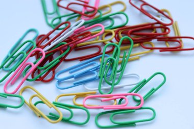 Beyaz arkaplanda izole edilmiş renkli ataçlar