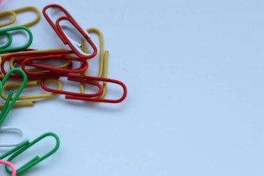 beyaz arkaplanda izole edilmiş renkli mandallar