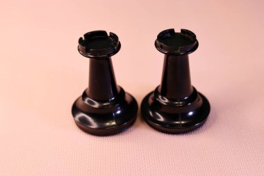 Beyaz arka planı olan iki siyah şişe.