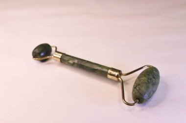 Sigara içmek için metal nargile