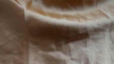 Siyah kumaş desenli beyaz kumaş.