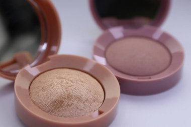 Beyaz arka planda makyaj fırçası ve kızarma