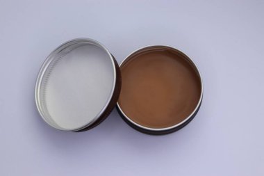 İki beyaz pudralı bir kutu.