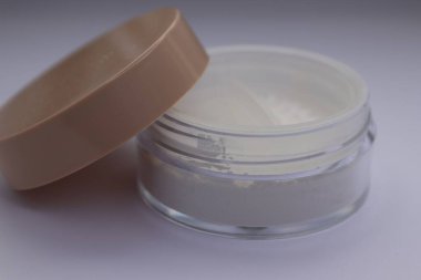 Beyaz arka planda kozmetik tozlu krem