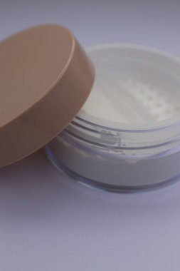Beyaz arka planı olan beyaz plastik bir konteynırın dikey görüntüsü
