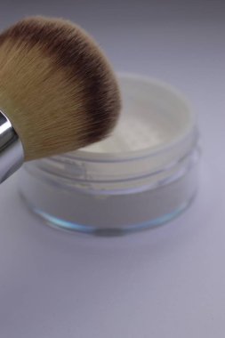 Gri arkaplanda kozmetik ve toz için fırça