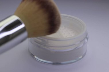 Makyaj fırça ile kozmetik toz