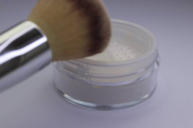 Kozmetik krem ve fırça