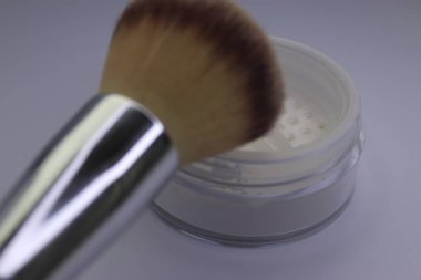 Güzel bir yüzü ve beyaz bir geçmişi olan makyaj fırçası.