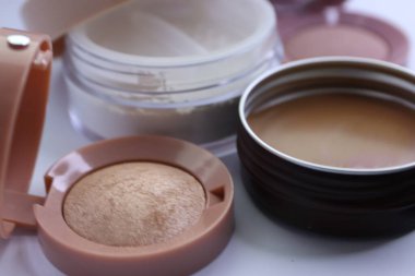 makyaj için toz ve fırça