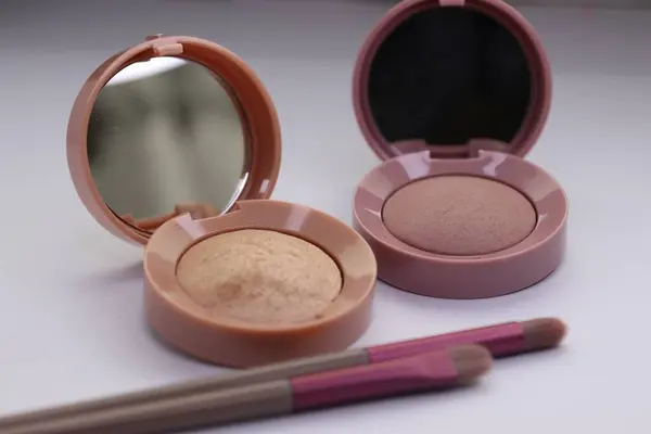 Beyaz arka planda makyaj fırçası ve kozmetik seti