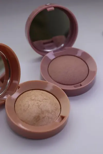 Makyaj fırçası ve göz farı açık arkaplanda