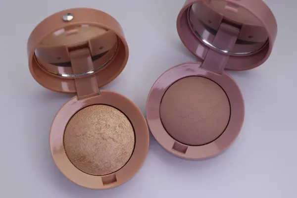 beyaz zemin üzerine fırça oluşturur