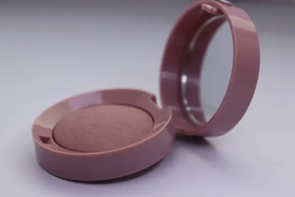 Makyaj - beyaz arka planda toz ve göz gölgesi