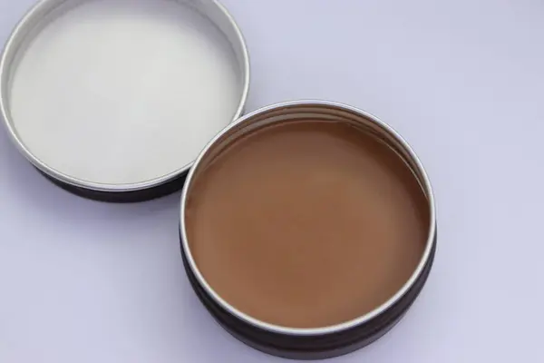 beyaz arkaplanda teneke kutu