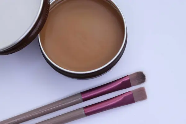 beyaz ahşap zemin üzerinde fırça ve toz.