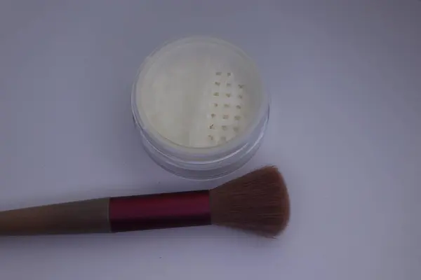 Yüz pudrası için makyaj fırçası