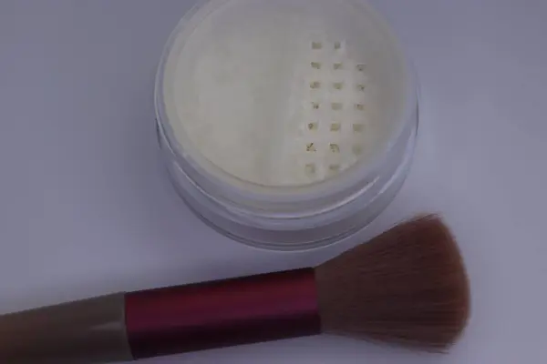 makyaj pudrası ve fırça