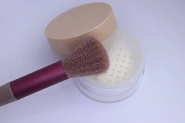 Toz ile makyaj fırçası