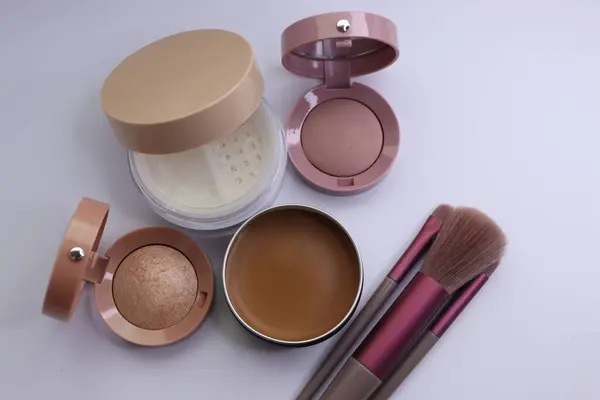 Beyaz arkaplanda dekoratif kozmetik seti