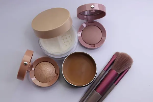 hafif arkaplanda makyaj ürünleri