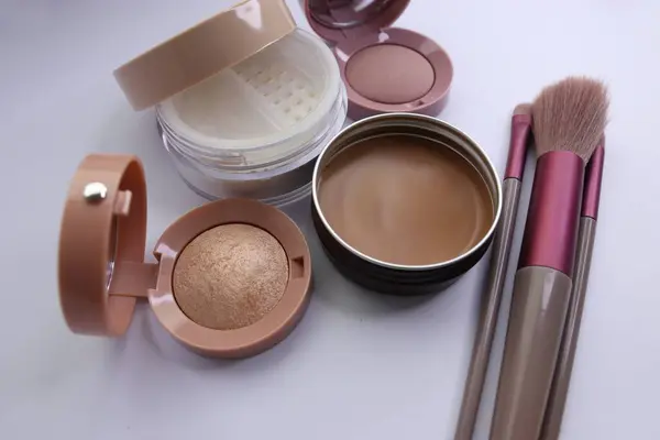 Fırça ve fırçayla makyaj fırçaları